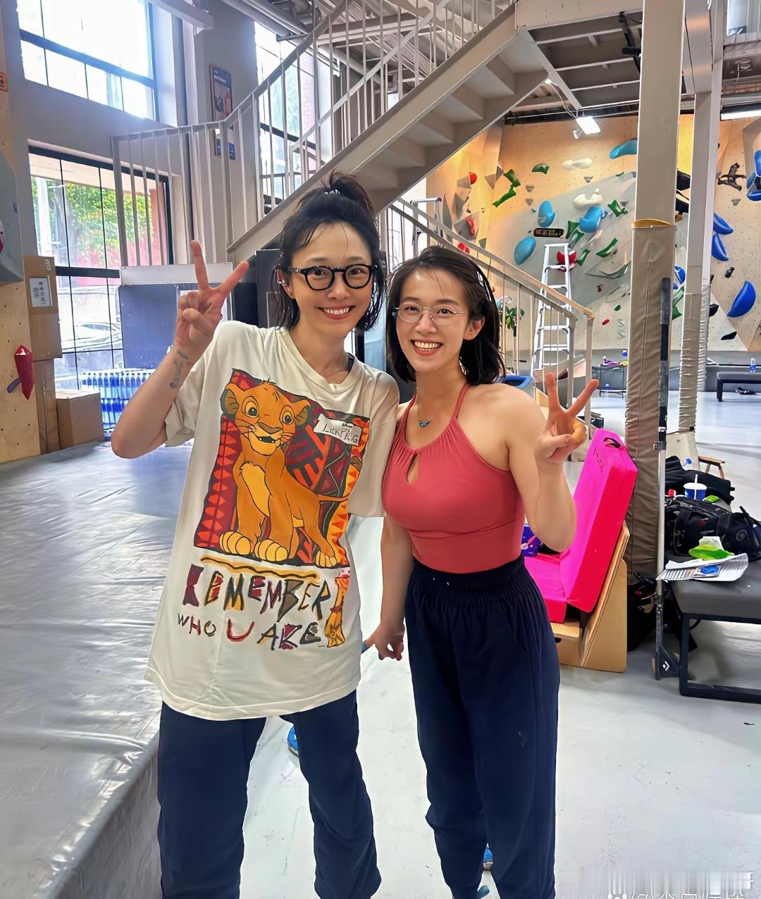 42岁白百何在北京攀岩馆被偶遇，她的穿衣打扮低调随性，头发有点乱糟糟的，完全不在