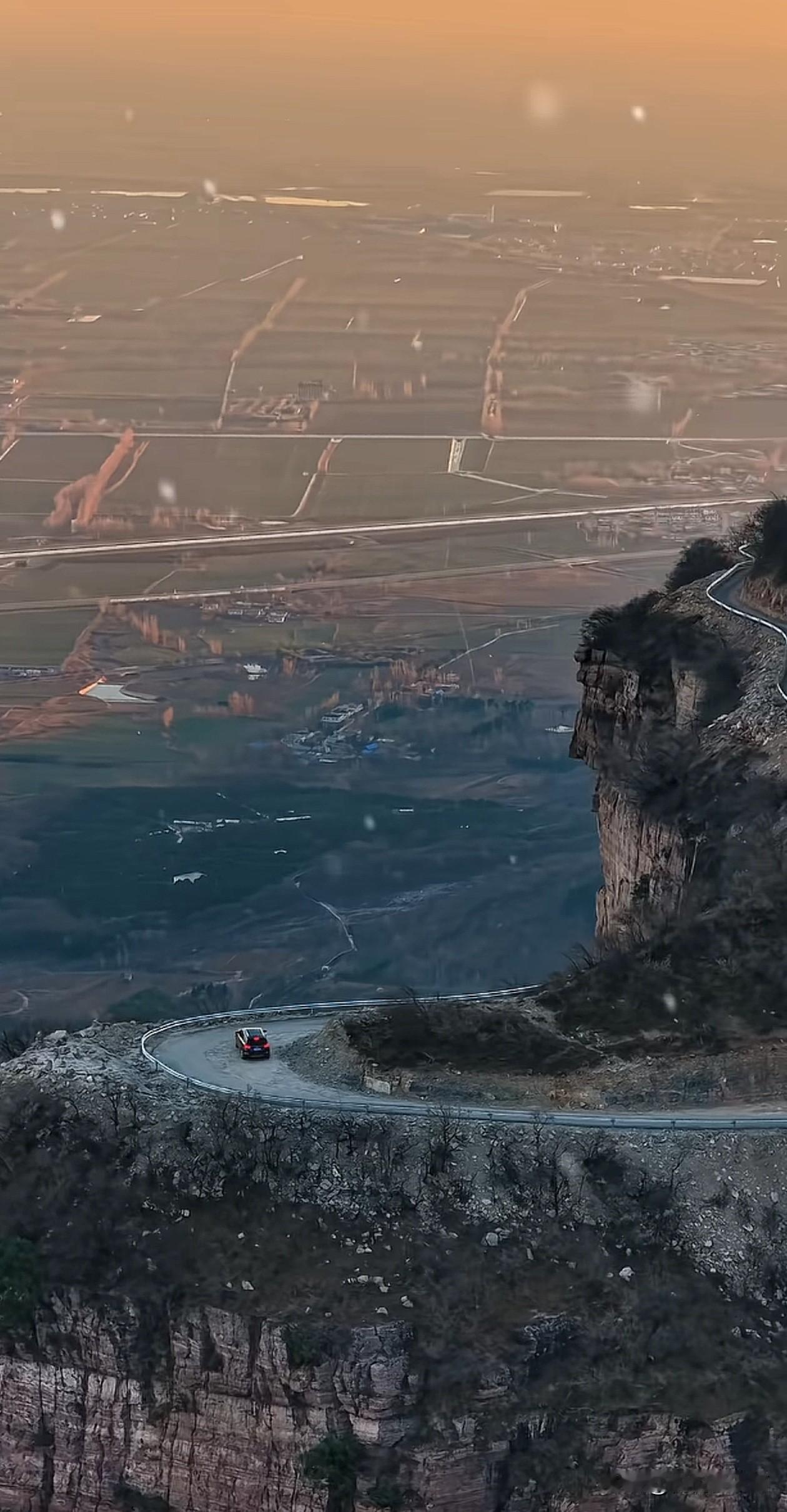 山西和河南的交界处，从这里很直观的感觉山西好高啊，难怪山西人说往南走是:南下。