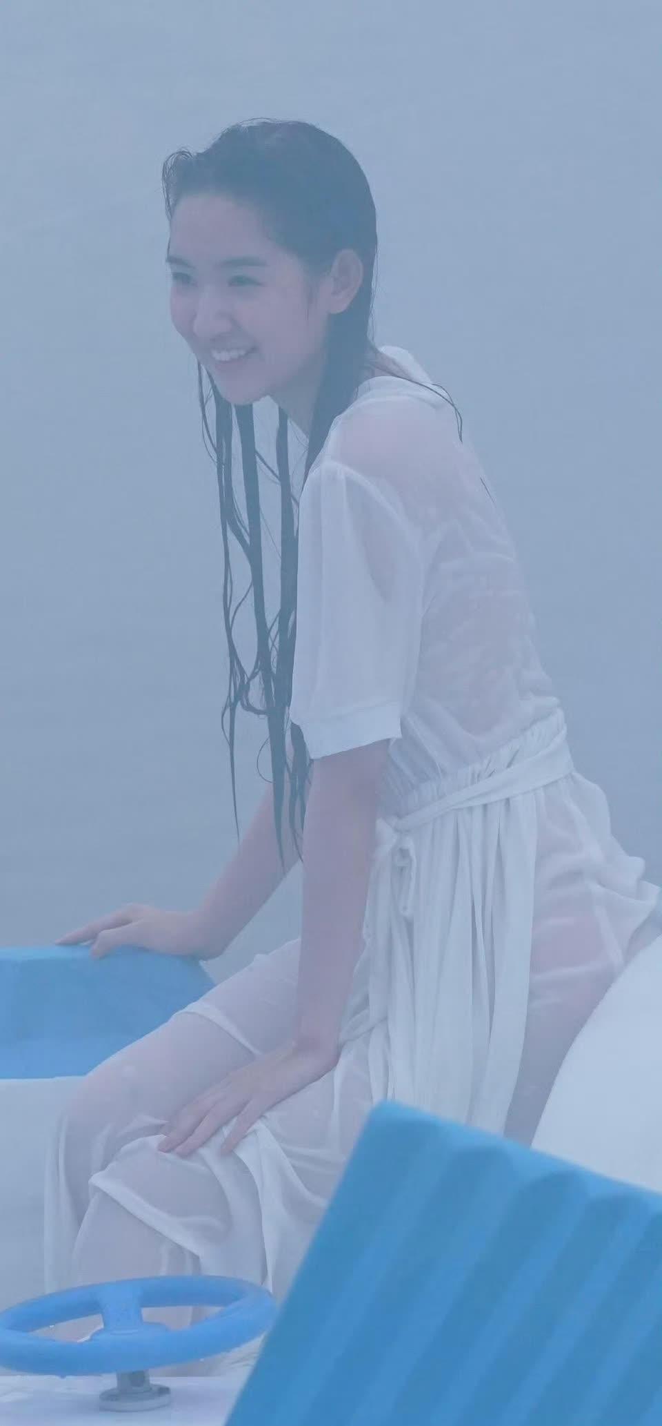 王玉雯在雨中全身湿透，看起来只穿了一件外套。​