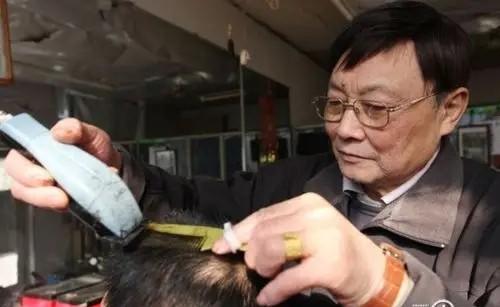 在党内，周总理的资历之深、地位之高是毋庸置疑的。从党的“五大”到“十大”，周总理