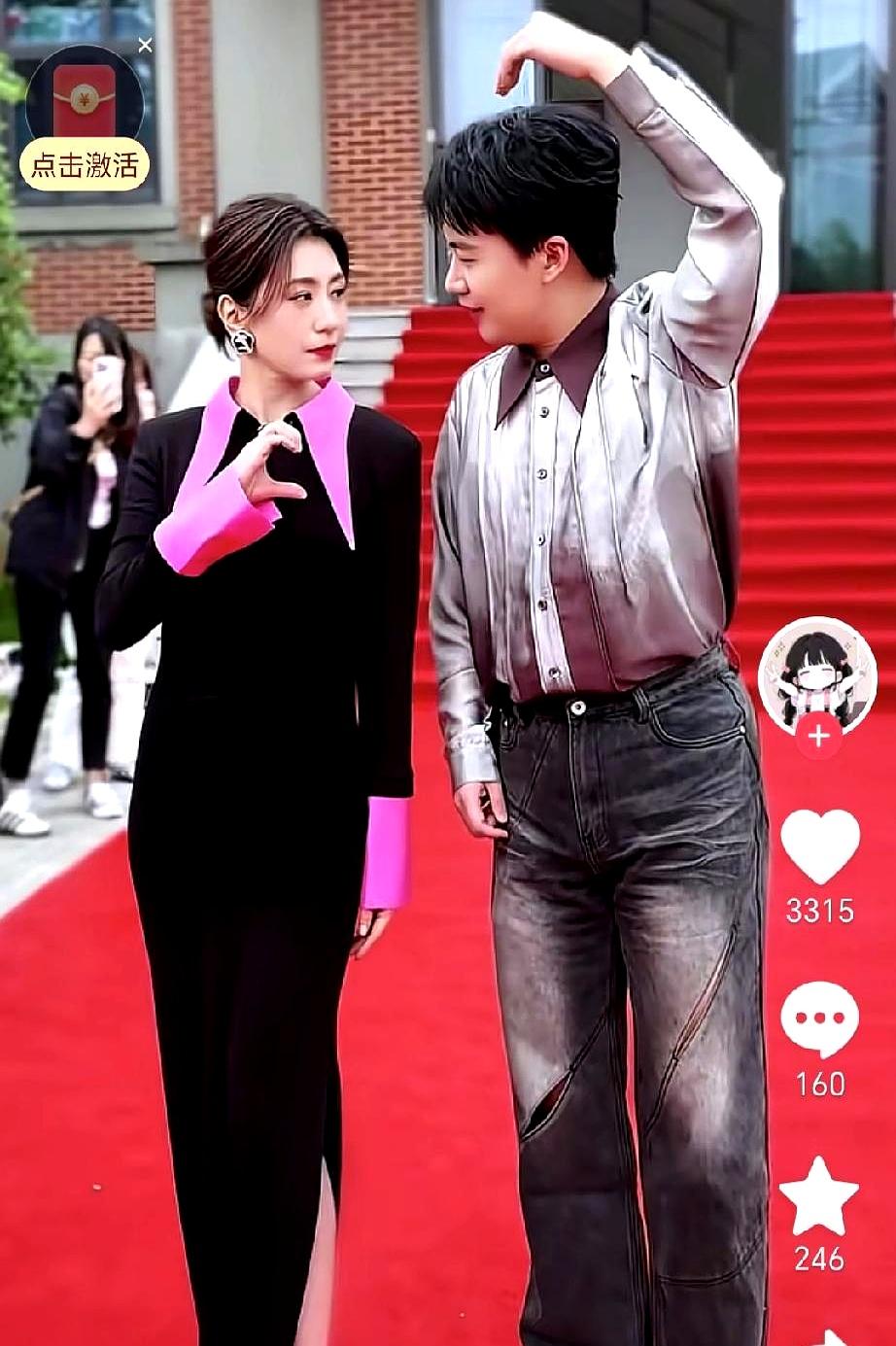 49岁贾静雯和小21岁的郭麒麟同框，这细节我翻了五遍视频才挖到。就是怦然心动