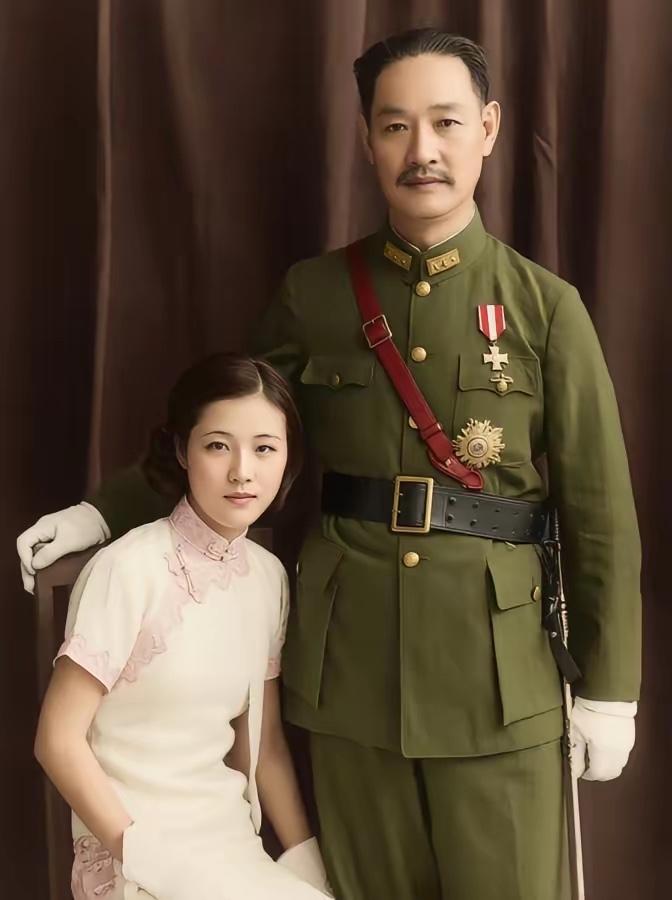 这是程潜和第四任妻子郭翼青的结婚照，都看看吧，17岁富家小姐受父母之命，嫁给了5