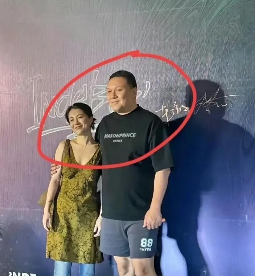 李嘉琪大概率会离婚吧！结婚前，倒贴彩礼给男方，结婚时，让瘫痪的爸和奔波的妈自