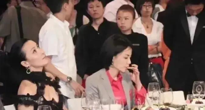 王菲和刘嘉玲一起吃饭，两人吃相差距太大，一个是真贵妇，一个是“落难”公主