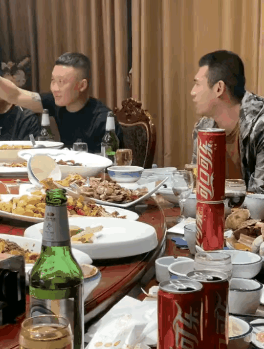 这种人素质太差，如果真想热闹，可以用手沾一点蛋糕上的奶油抹到朋友脸上……把整个蛋