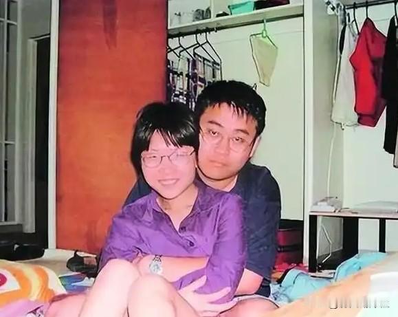 2005年，清华女硕士陈丹蕾，深夜趁丈夫熟睡时，拿出手枪朝着丈夫后脑扣动扳机，一