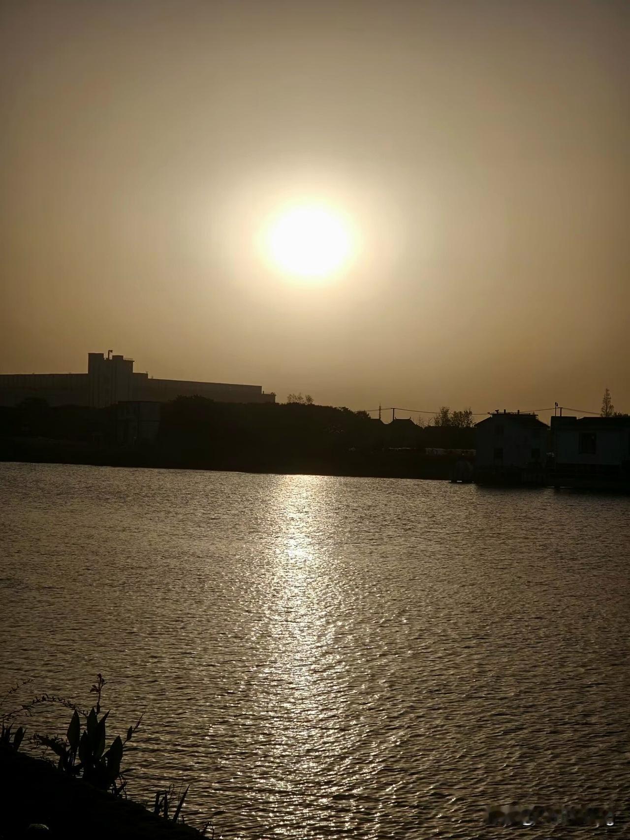 （我想衷心地为武汉理工大学说一句话）今早上起来看到一条比较扎心的视频，那就是武