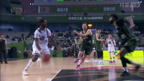 没看懂克里斯这次哪里犯规了，裁判莫名其妙给吹了个技术犯规，克里斯被罚出场。这下邱