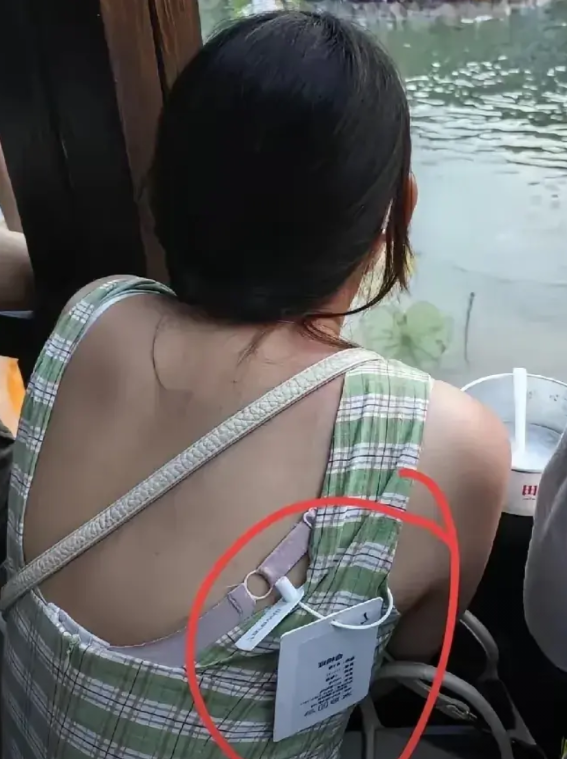 安徽，有一名女子跟家人到一个景区游玩，无意中看到一名年轻的女子衣物上挂着一个吊牌
