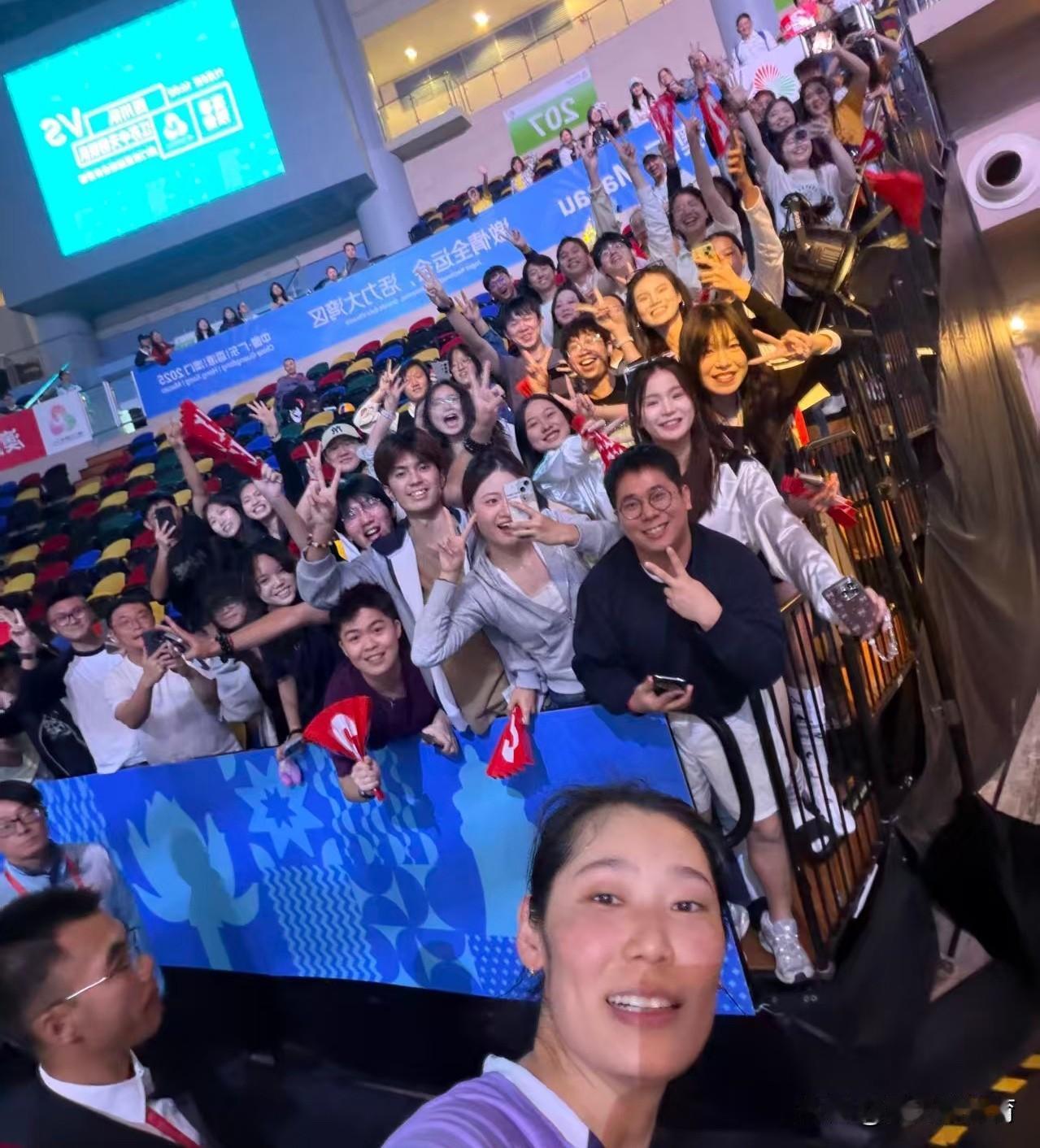 朱婷真的很有亲和力啊！云南女排队员挨个过来找朱婷拍照，非常耐心，一个个排着拍照！