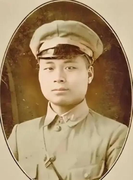 1959年南京的筒子楼里，一户普通人家里摆了桌喜酒，新娘是个带着俩娃的纺织女工，