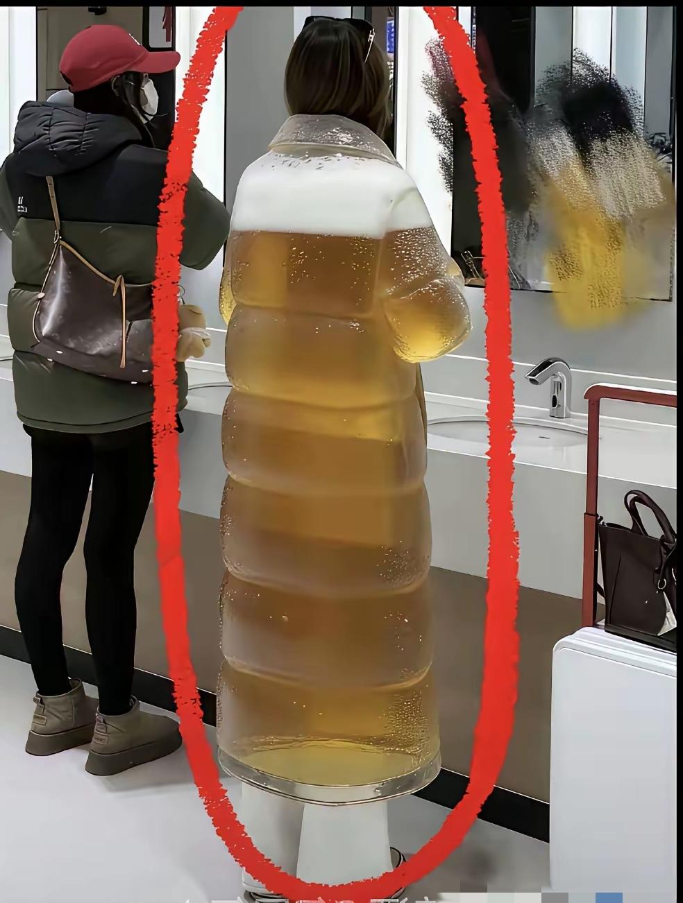 小姐姐你也太敢穿了吧，一个敢做一个敢穿。啤酒鸭羽绒服，就问问你们喜不喜欢吧。你敢