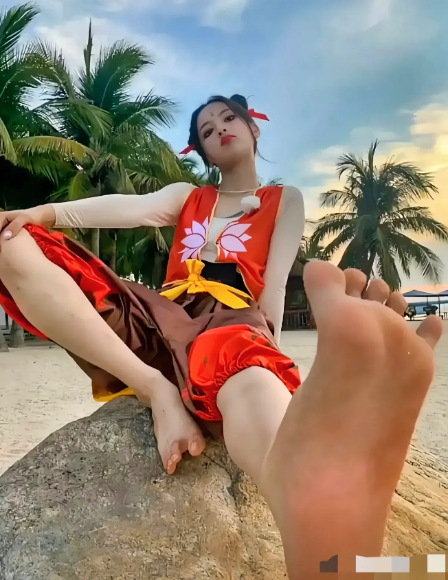 杨超越，168cm，这脚可真不小，最起码得42码！
