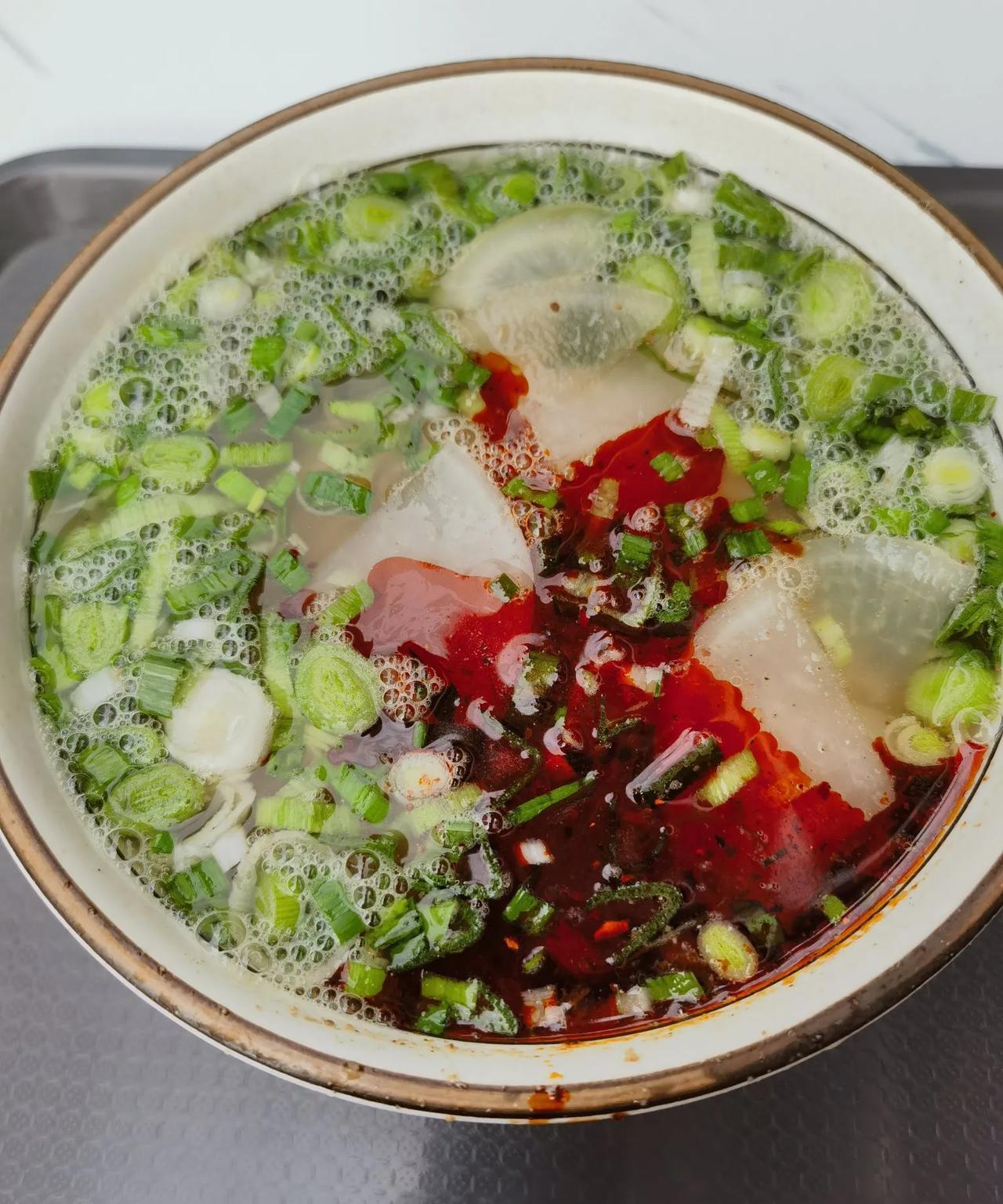 兰州牛肉面馆，最近有些慌了！今年过完年后，兰州牛肉面馆界发生了两件事，一是某牛肉