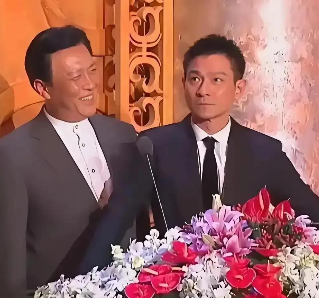 内地与香港两个最帅的男人，站在一起罕见同框合影，你一定很少见！早些年，在一次华表奖颁奖典礼上，唐国强