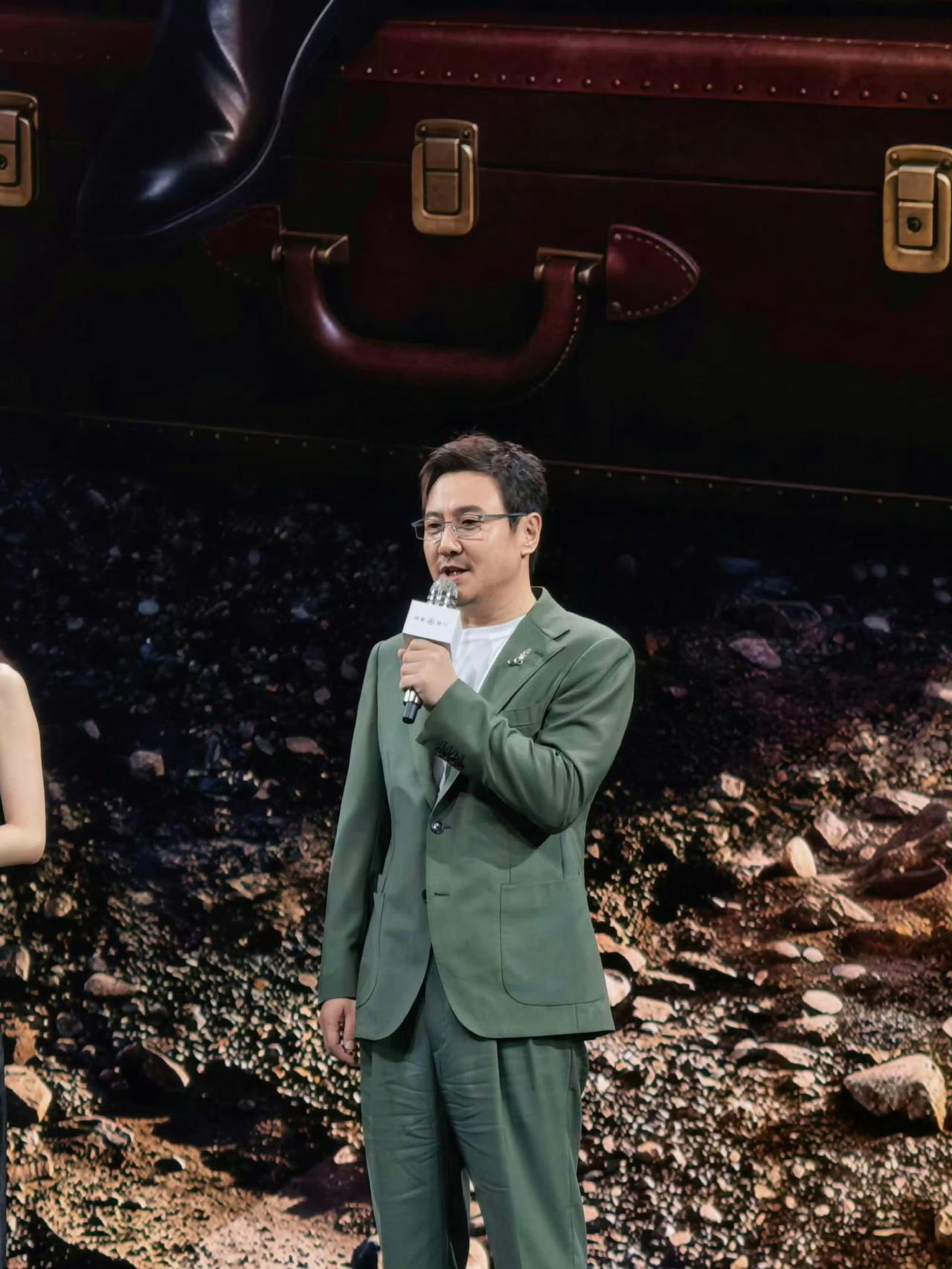 杨幂沈腾发布会再度同台！“外甥女与二舅”名场面又来了✨杨幂沈腾再度同框亮相享