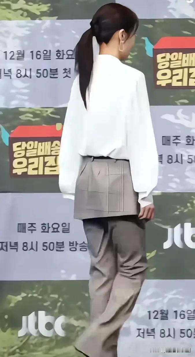 河智苑快50岁啦，依旧还那么美，很年轻，同期的女明星都给人有岁月感，唯有她没有，