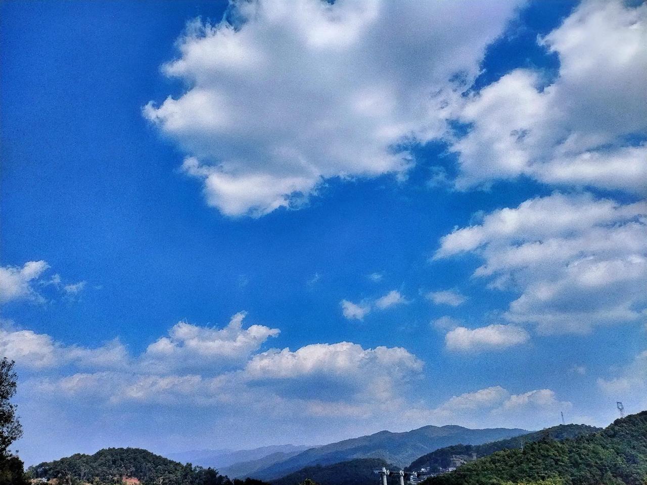 云卷千山之外，风拂万里长天。于这广袤天地间，云似灵动纱幔，在千山之外尽情舒展。时