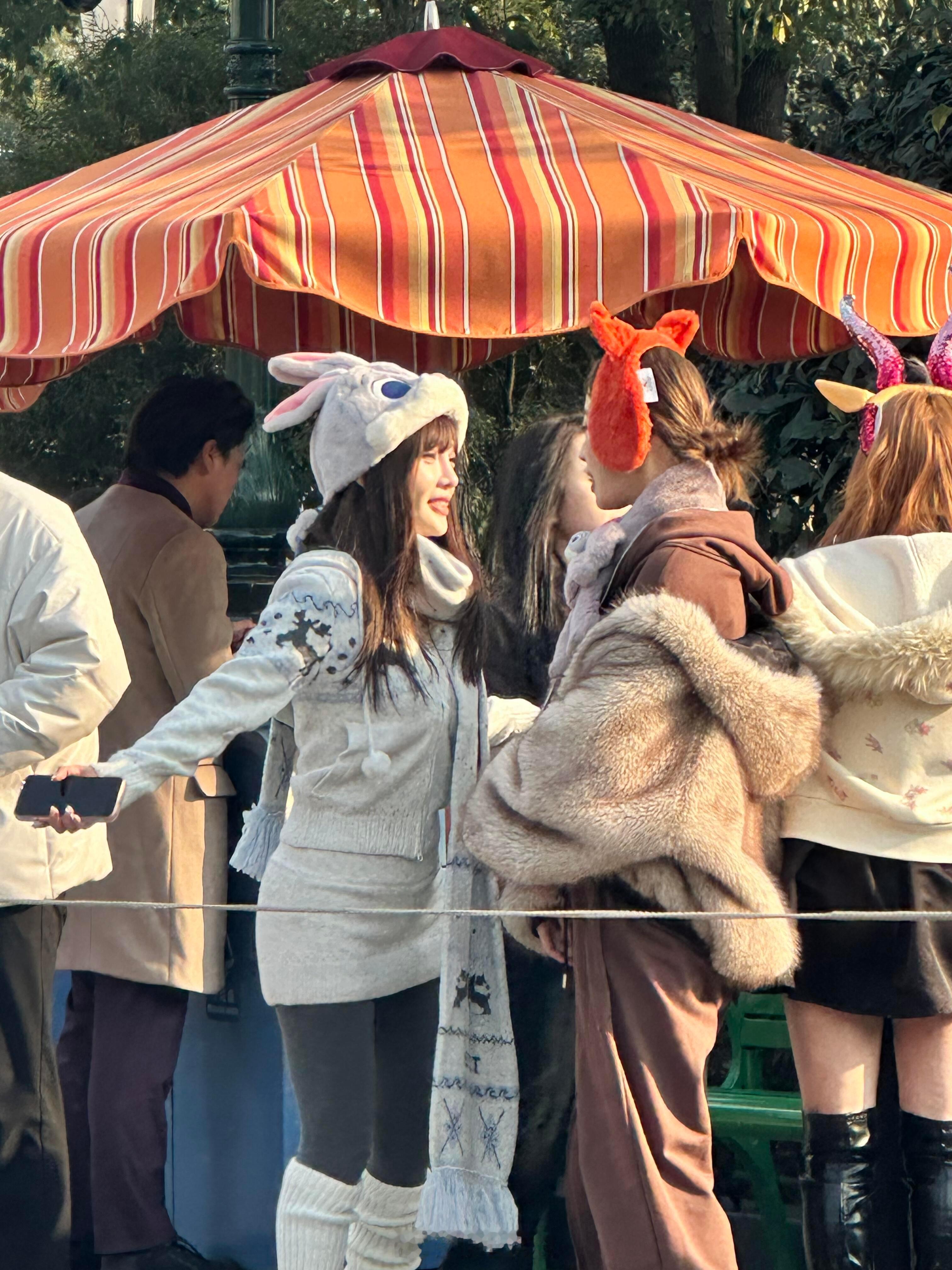在迪士尼偶遇李小璐！