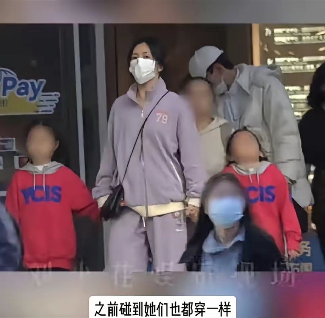 谢娜带双胞胎女儿跳跳和俏俏去上课，没想到俩小姑娘都长这么大了。她俩穿一样的衣服，