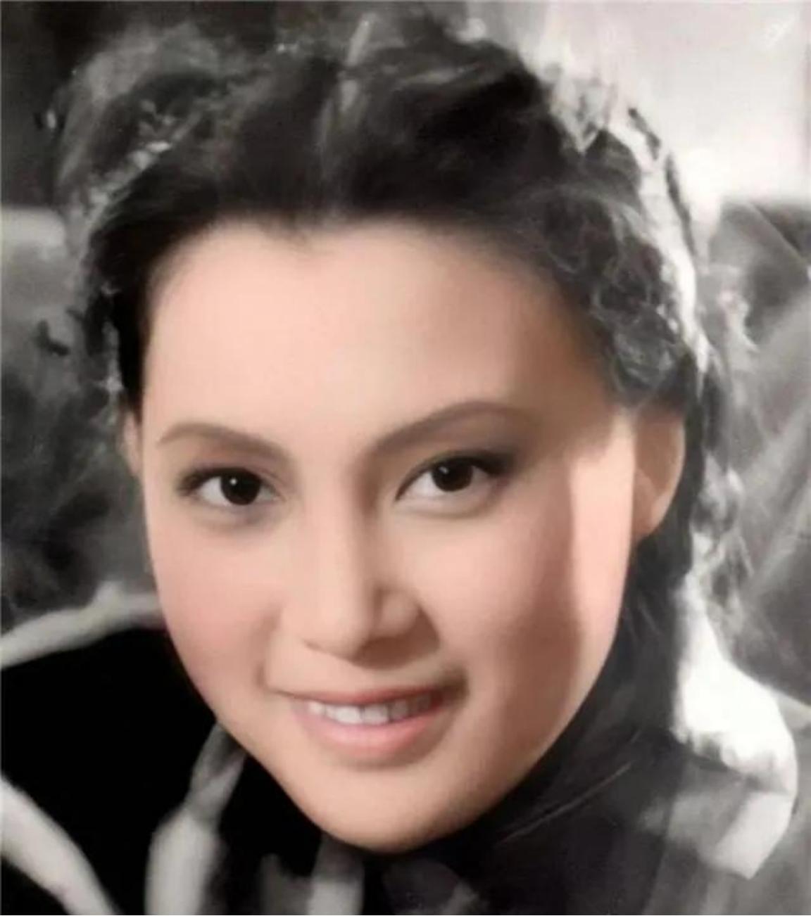 1983年，秦怡正忙着为丈夫金焰准备葬礼，突然看到一个青年，扑在遗体旁哭喊着：“