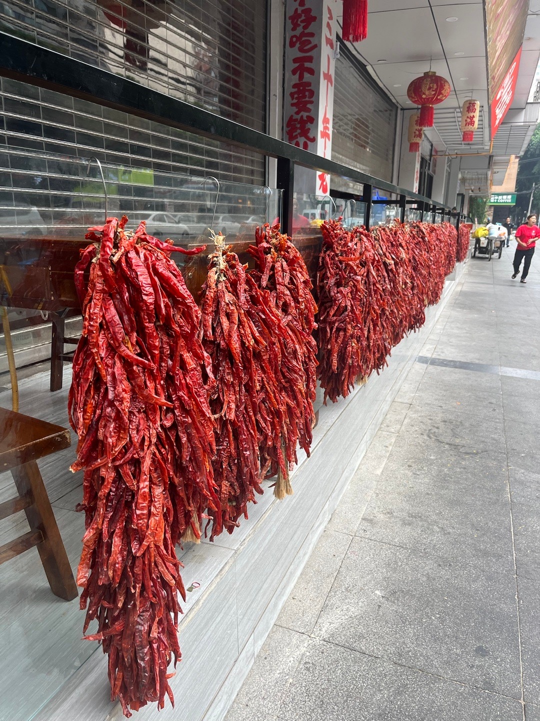 在四川火锅店，是这样装饰的，什么口味不用多说了吧[捂脸哭]～生活手记​​​