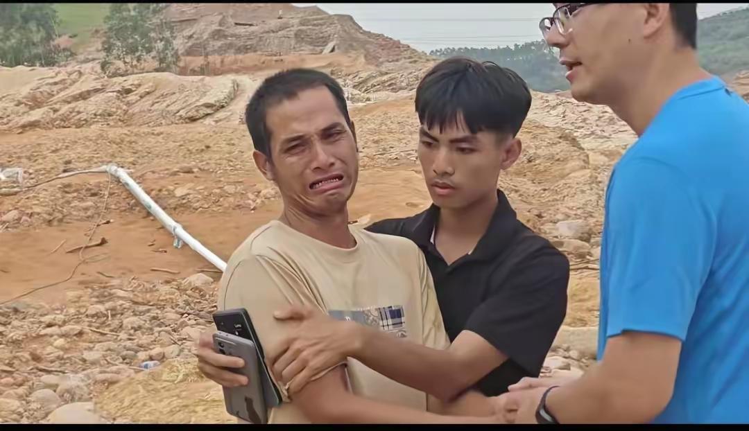 山东大哥给韦大哥捐1万块韦大哥要跪下感谢大哥，被拉住了。有越来越多的人亲自
