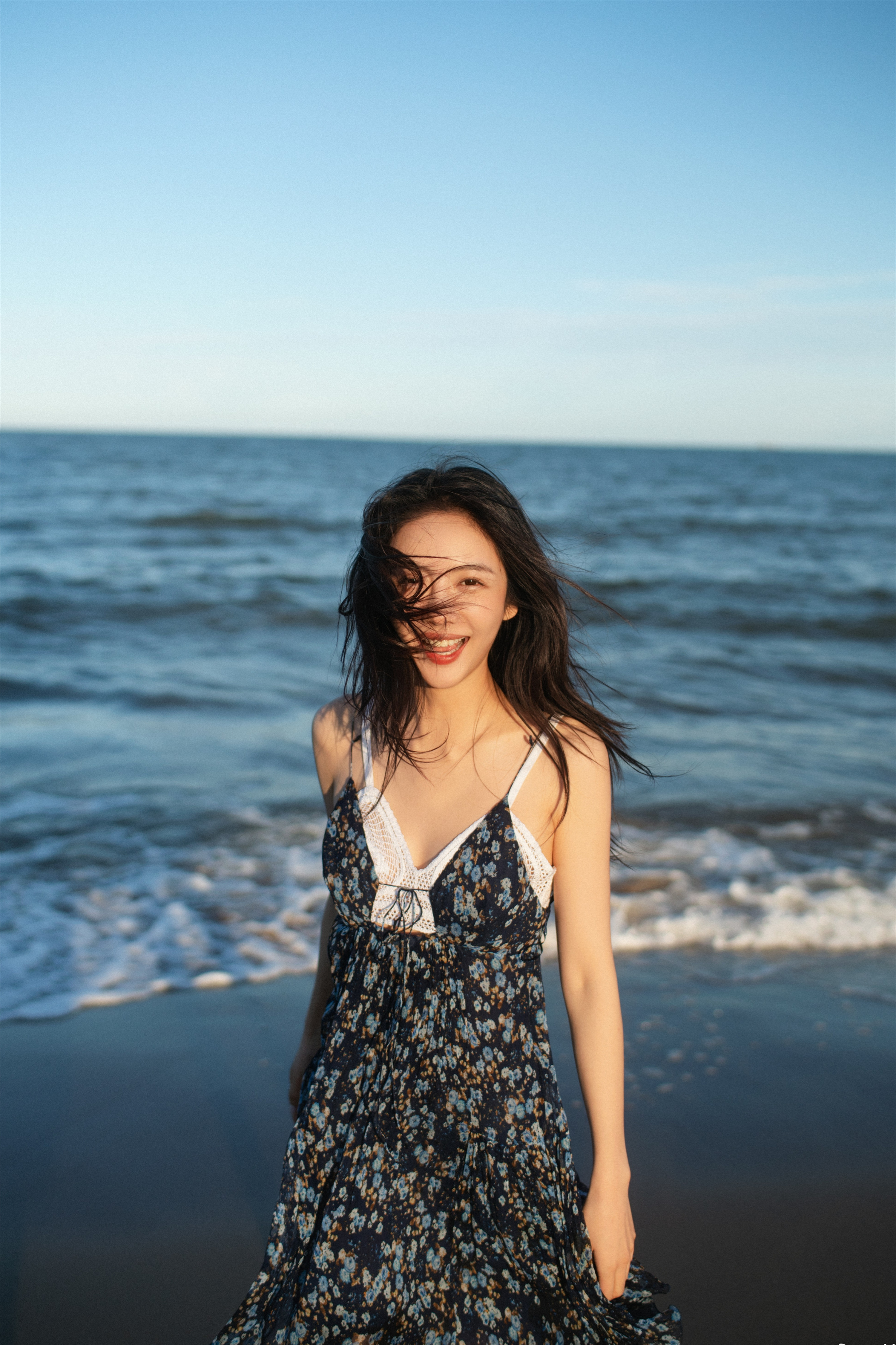 蔡文静，海边吊带碎花裙，秋日氛围感满满