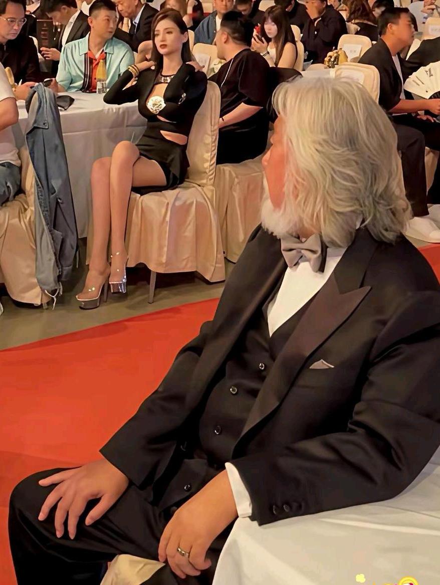 嘿，张导看美女眼睛挪不开了，这艺术眼光真厉害！张纪中导演，在出席亚州国际青年