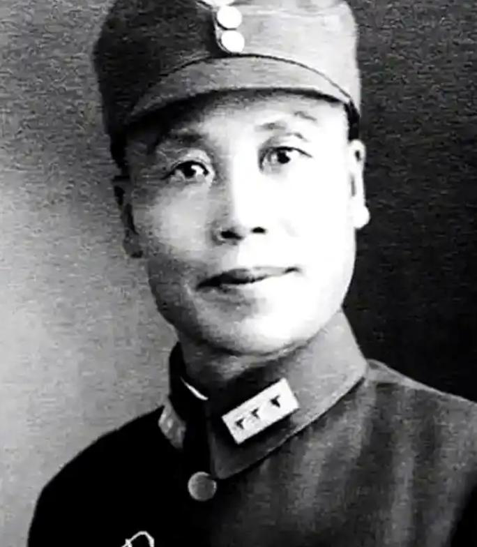 1947年，一个敌方少校叫咱部队逮住了，连长刚要开口盘问。谁想这少校正儿八经回了