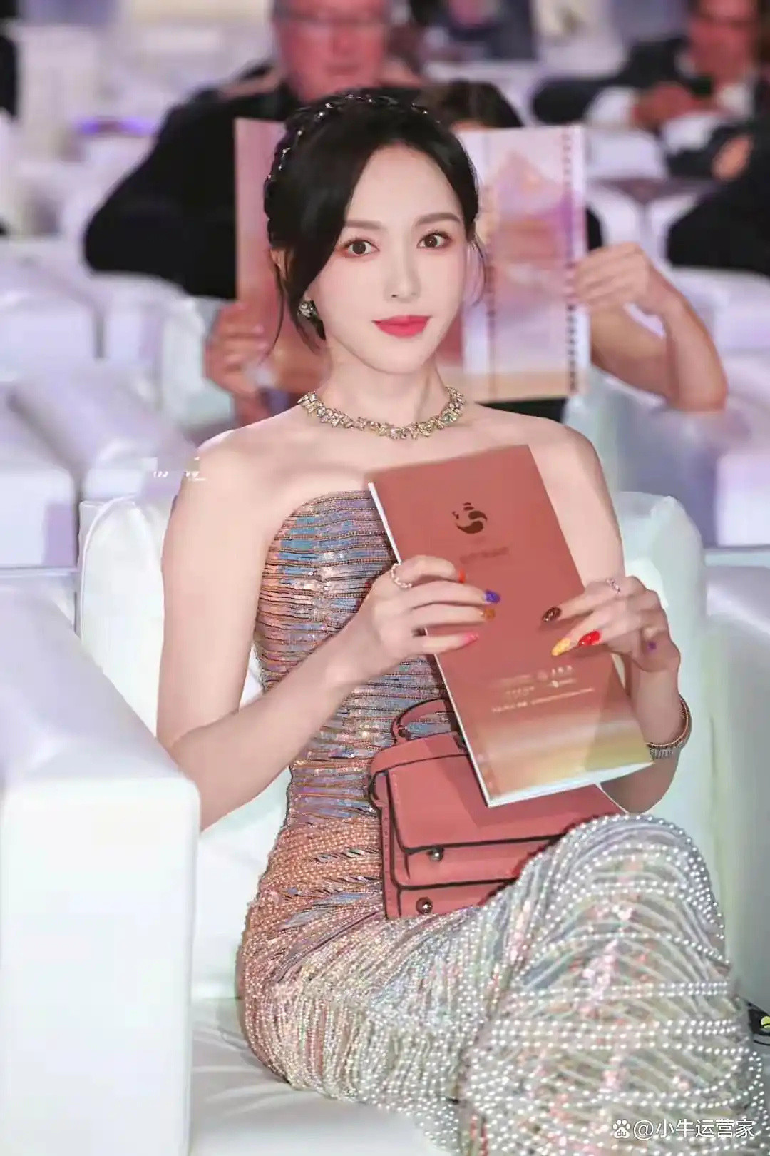 唐嫣裙子勒得动不了但是好美，美丽的刑具​​​