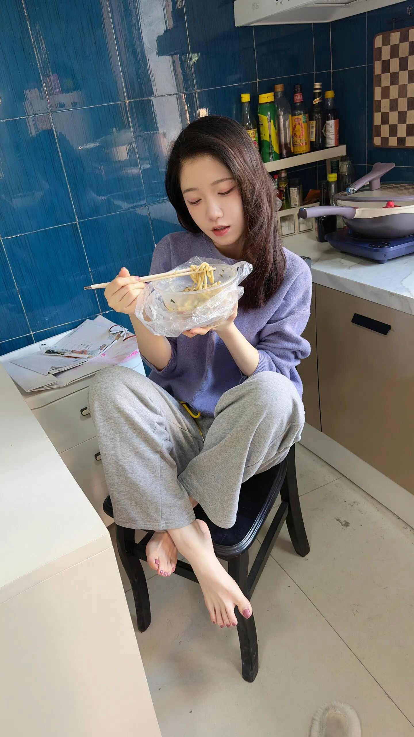 美女的身材真好，脸蛋很精致。