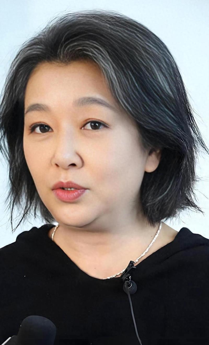 58岁江珊身形发福！脖子几乎看不见，反倒满是成熟女人韵味谁能想到，曾经灵气