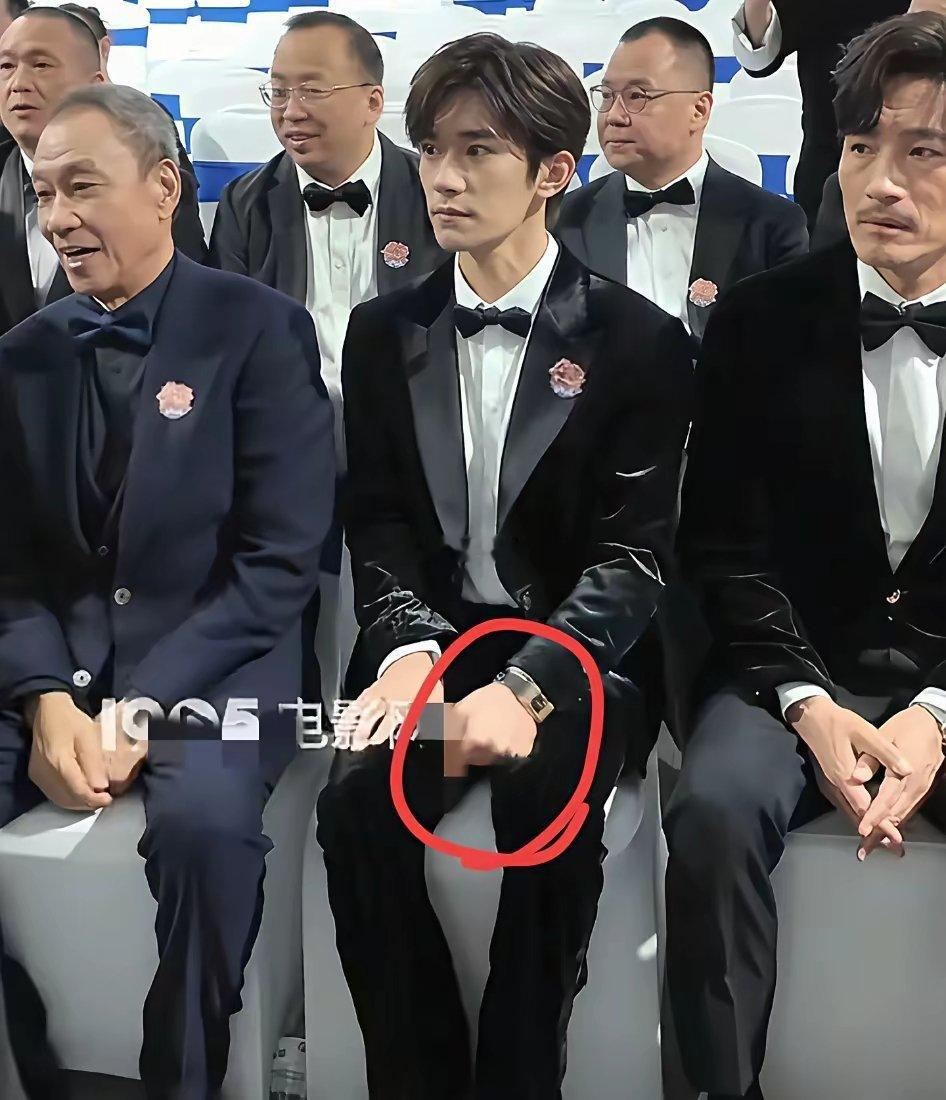 此刻真的恨自己读书少看到易烊千玺在金鸡奖现场出现的那一刻！我满脑子里面只有四个字