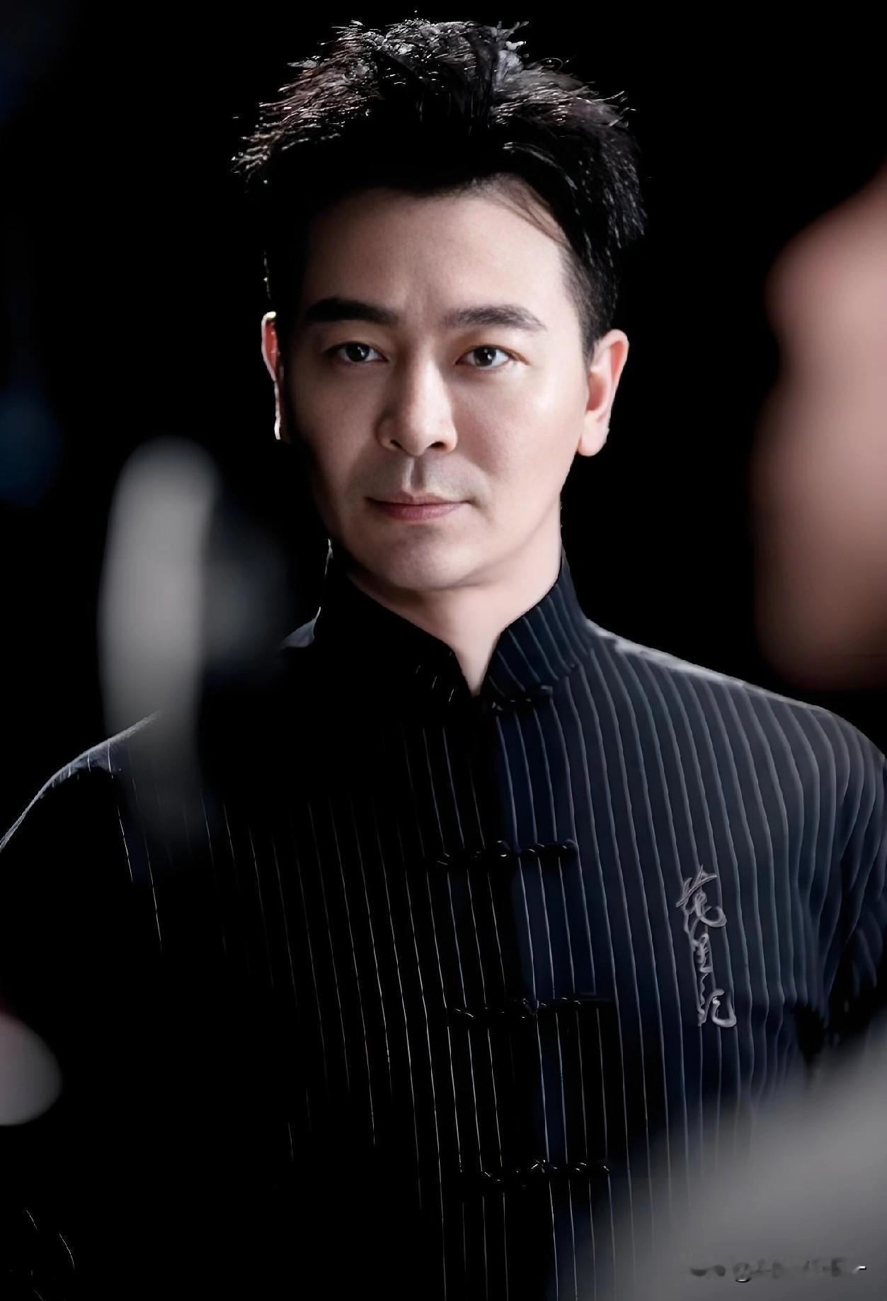 成泰燊演得好，黄志忠演的也好，可还是被《大生意人》里演王天贵这个演员吴樾