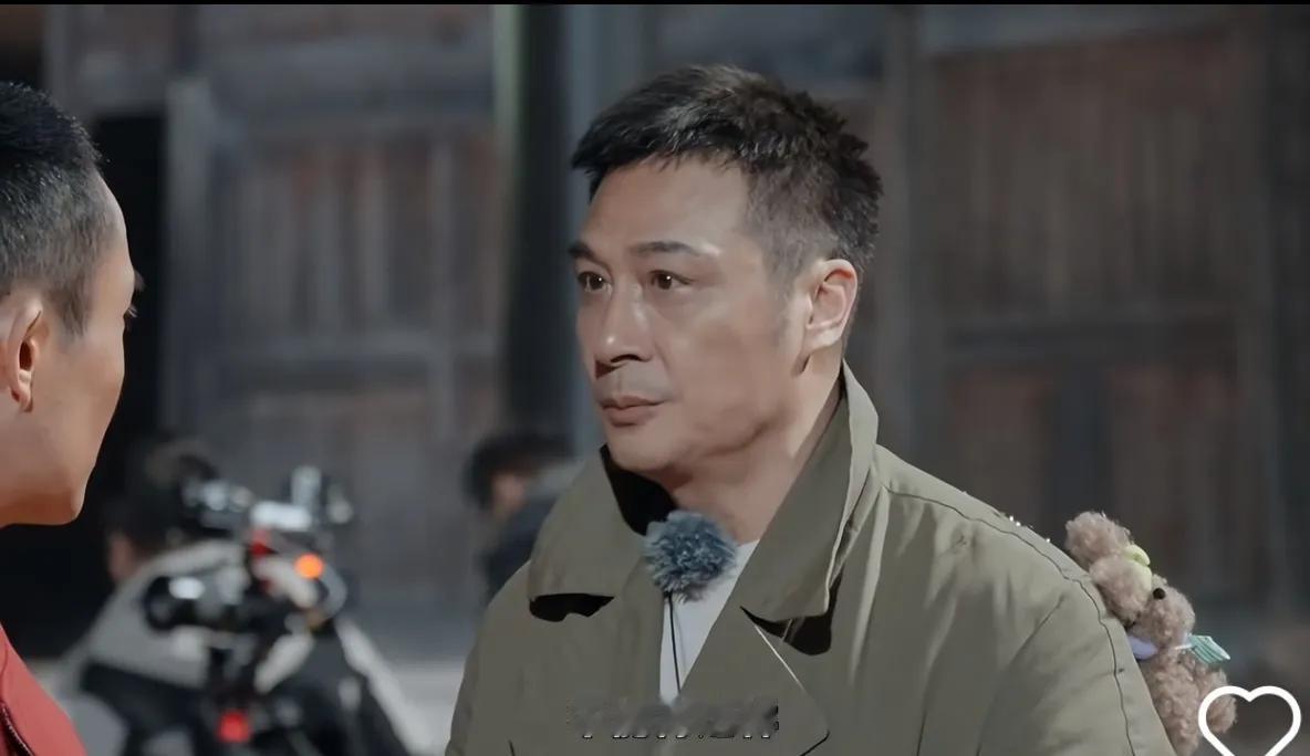 吴镇宇出手了，他开始帮助王星矫正他的眼神了！吴镇宇说，你的眼神怎么总像电视里那