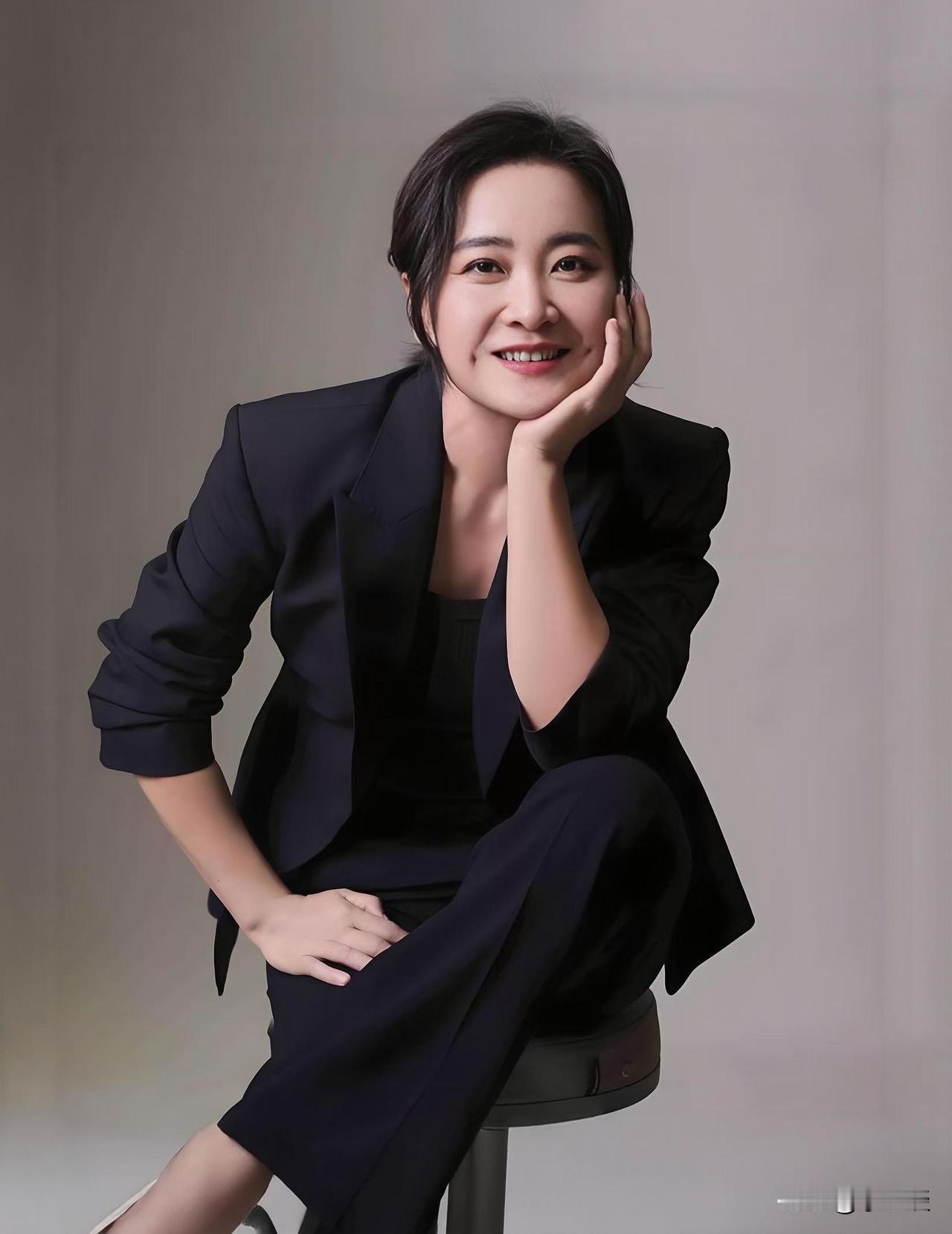 贾玲减肥的真相，王晶的解释最通透。贾玲从一个210斤小胖妹减成109斤美女，