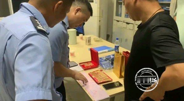 现在骗子手段真是防不胜防!江西永丰县,外地男子张先生两天内在两家金店买了281克