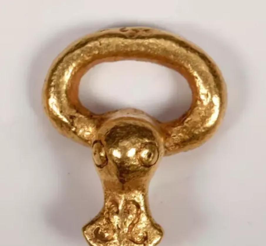 1998年，一位老头来到济南文物店，拿出一件东西，怯生生地问值多少钱。济南文