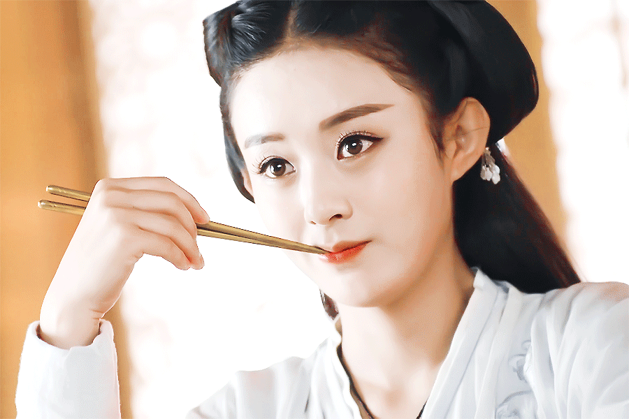 草根出身，刚开始没有任何人托举，带着一身孤勇与骨子里的傲气硬是参加歌唱比赛获得头