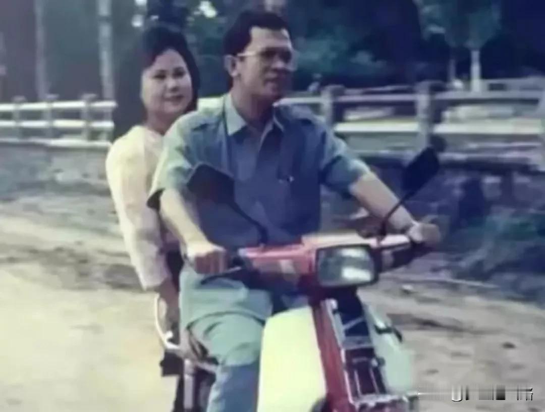 洪森亲王有一个优点就是糟糠之妻不下堂。他现在的妻子文拉妮女亲王还是他年轻时娶的第