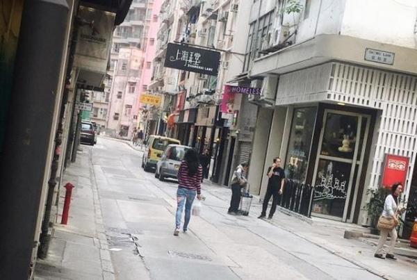 热点话题:张柏芝下楼给儿子买早餐背影显落寞