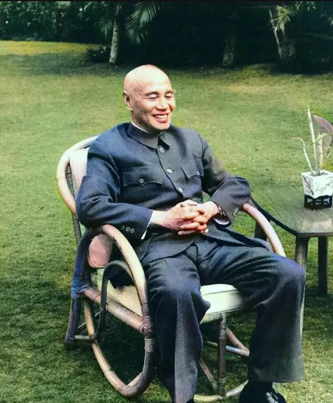 1962年，时年75岁的蒋介石身着灰色中山装，在台北士林官邸的藤椅上闭目养神，面