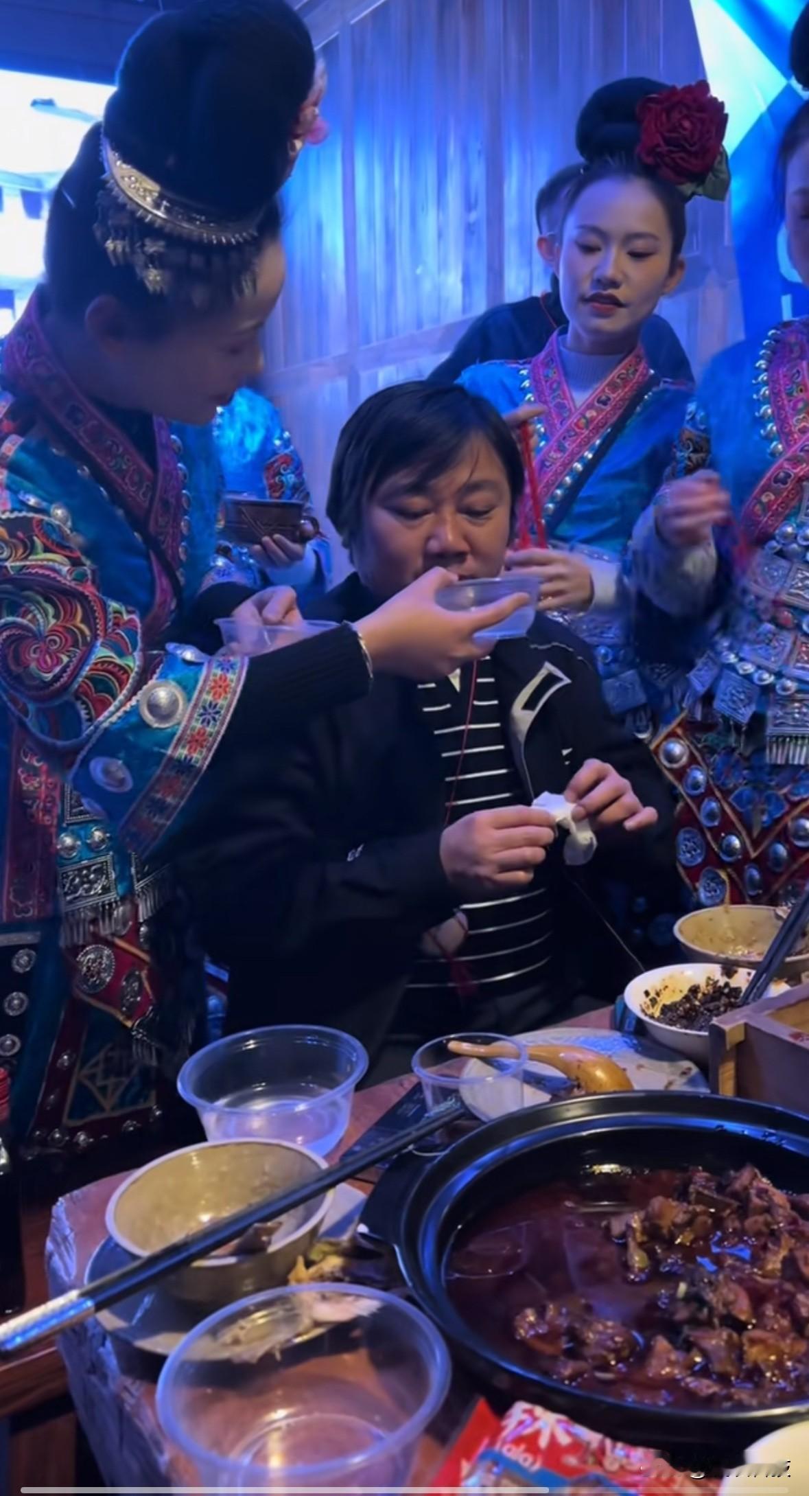 张雪现身贵州喝酒，再快的机车也跑不过热情的酒局，弯道王到这里也得举手投降。网友：