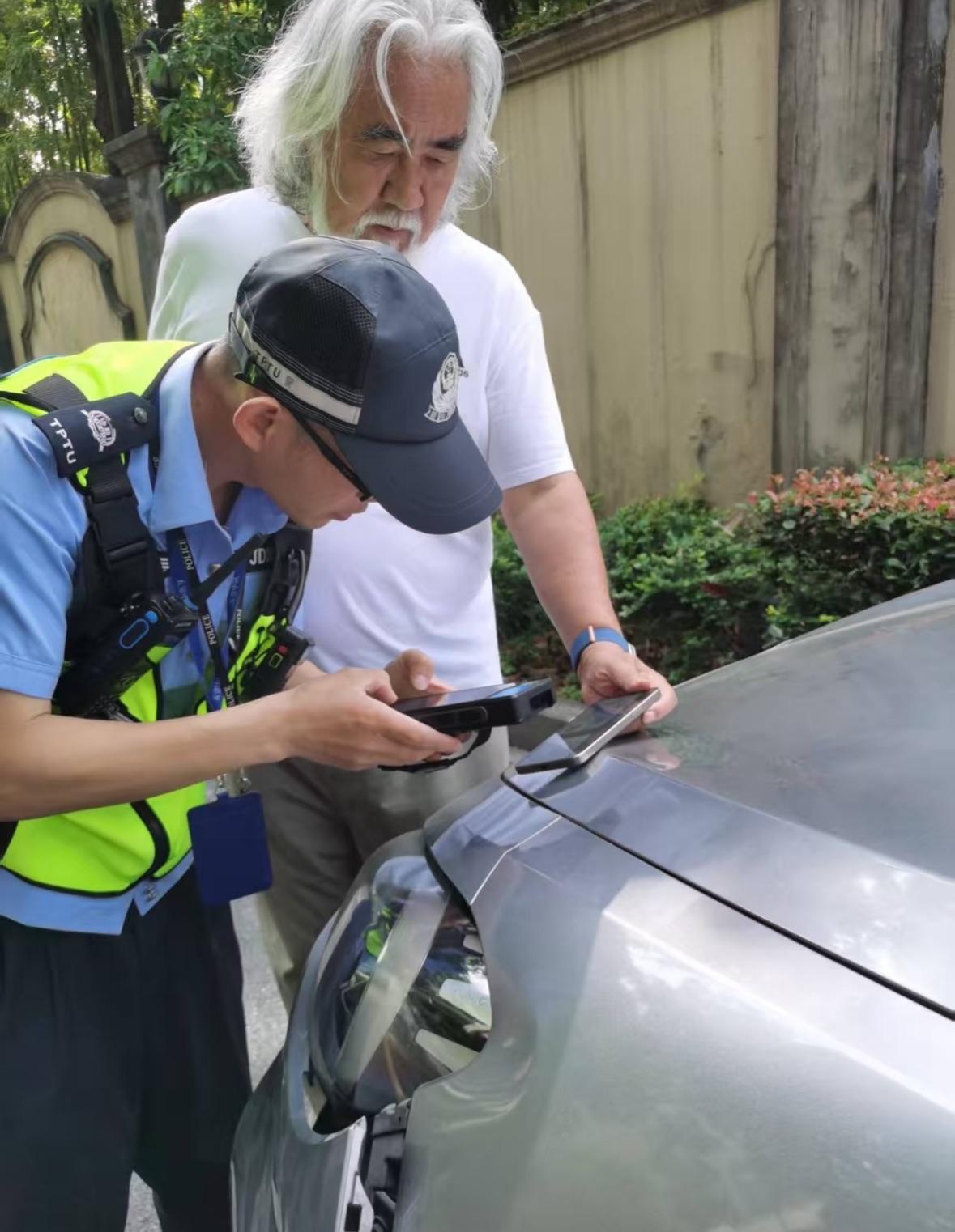 网友曝张纪中与自己妈妈开车相撞，74岁尽职尽责当爸，撞车时正急着送孩子。此次车
