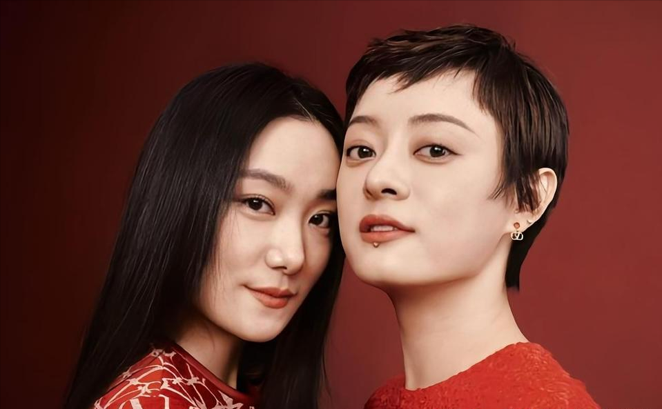 演员孙俪说：“在我妹妹小的时候，我和我妈妈带她出去玩，熟悉的人就会问，这哪来的小