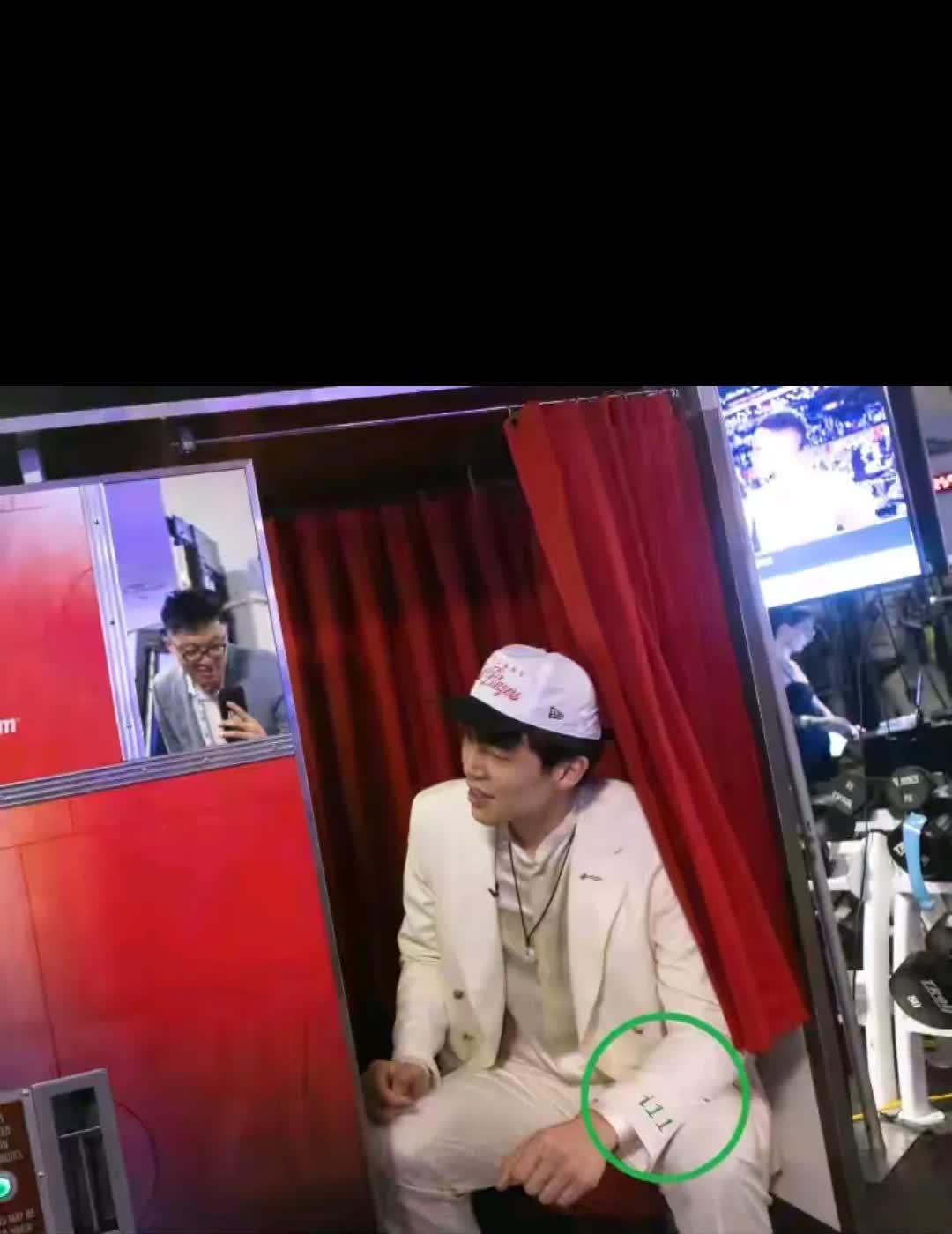 人红是非多，现在正火的杨瀚森女朋友被扒出。青春靓丽美少女一枚。两人好般配！[