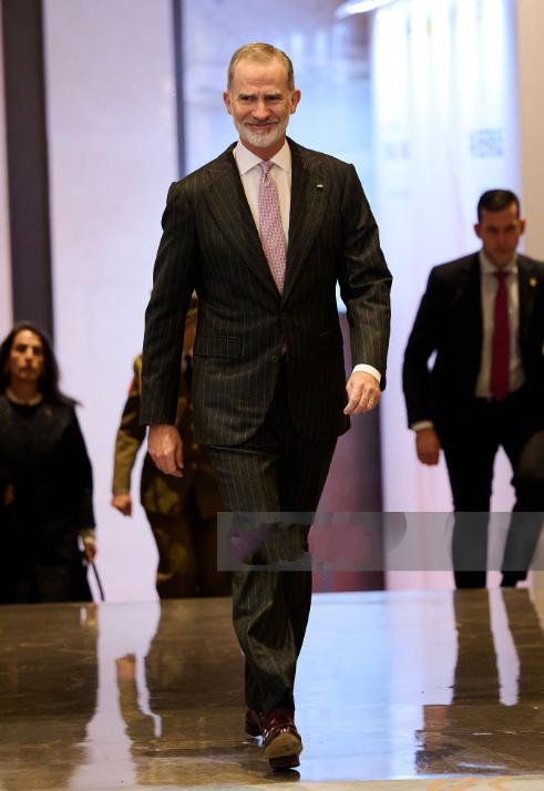 西班牙国王在成都新照，个头瞩目不说还帅气有型！11月11日西班牙国王出席中国与西