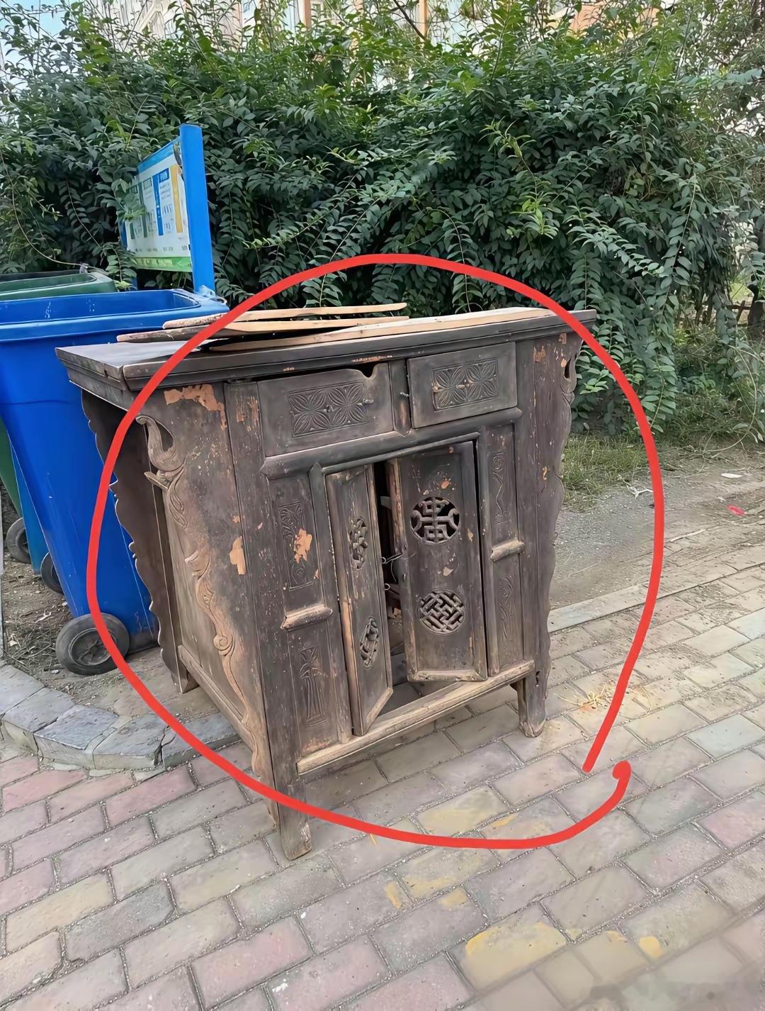 邻居扔的桌子，看着有点年头了！捡还是不捡？​​​