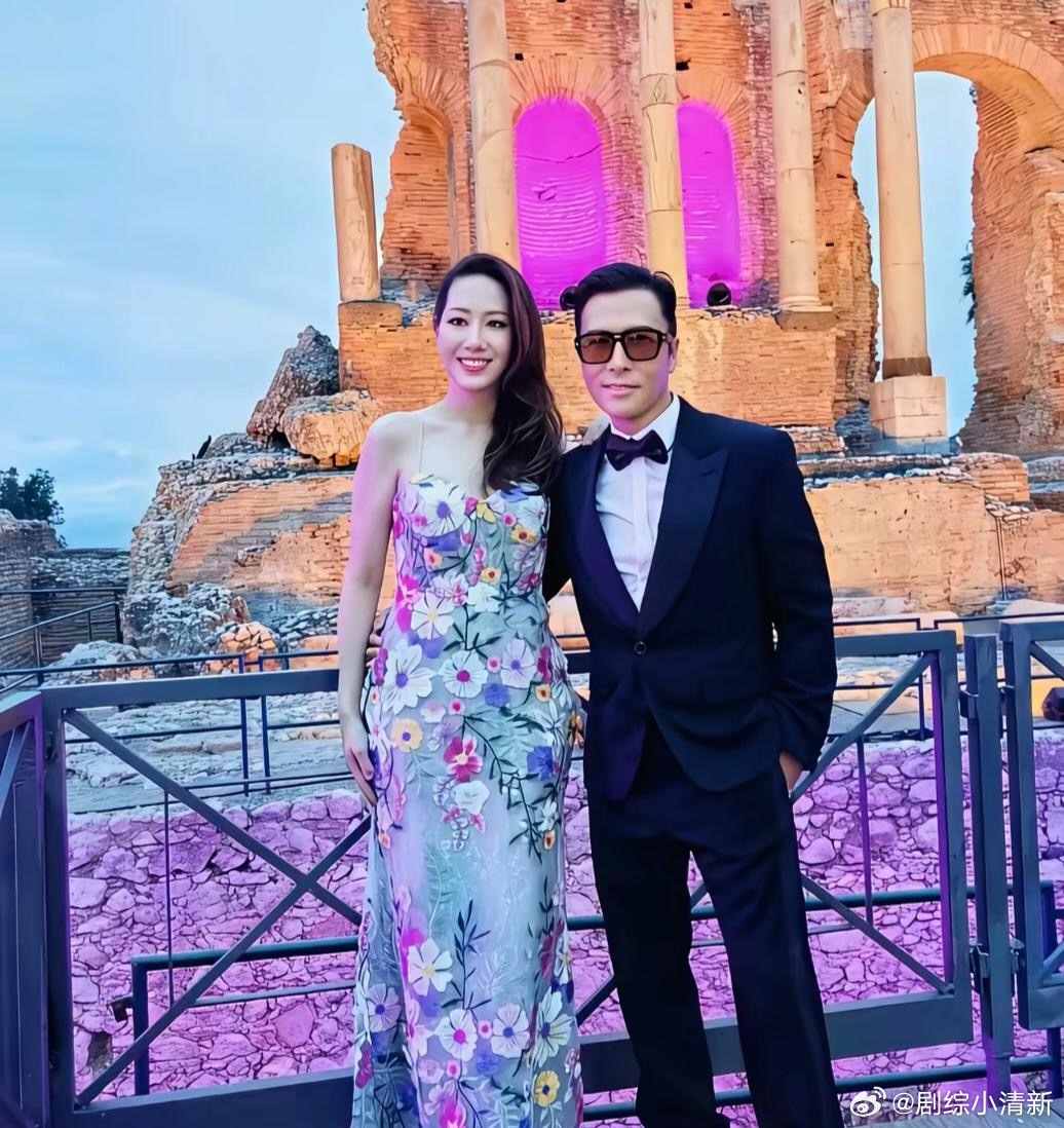 62岁甄子丹和老婆到意大利参加朋友婚礼，夫妻俩年龄相差了18岁，外表看起来依然很